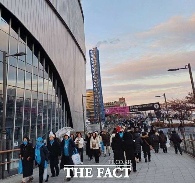 지난해 8월 개봉한 '아임 히어로 더 스타디움'은 총 35만 7000여명의 관객을 동원하면서 다큐 공연실황 영화 중 최고 흥행기록을 만들어냈다. 사진은 고척스카이돔 콘서트 당시 현장 외부 전경. / 강일홍 기자