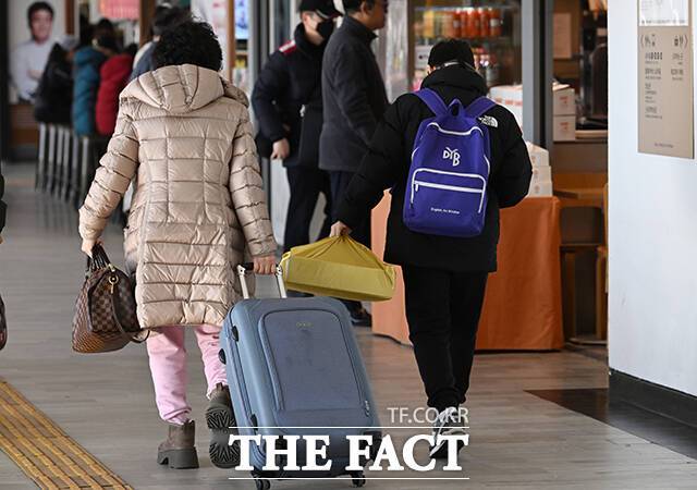 모처럼 가족들과 한자리에 모여 이야기꽃을 피울 수 있는 기회이지만 긴 연휴가 그리 달갑지 않은 이들도 있다. 사진은 설 명절 연휴를 하루 앞둔 24일 오전 서울 서초구 서울고속버스터미널을 찾은 역귀성객이 선물 꾸러미를 들고 발걸음을 옮기고 있는 모습. /박헌우 기자