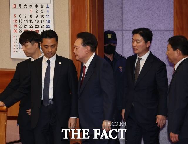 윤석열 대통령이 23일 오후 서울 종로구 헌법재판소 대심판정에서 열린 탄핵심판 4차 변론기일에 출석하고 있다. 2025.01.23. 사진공동취재단