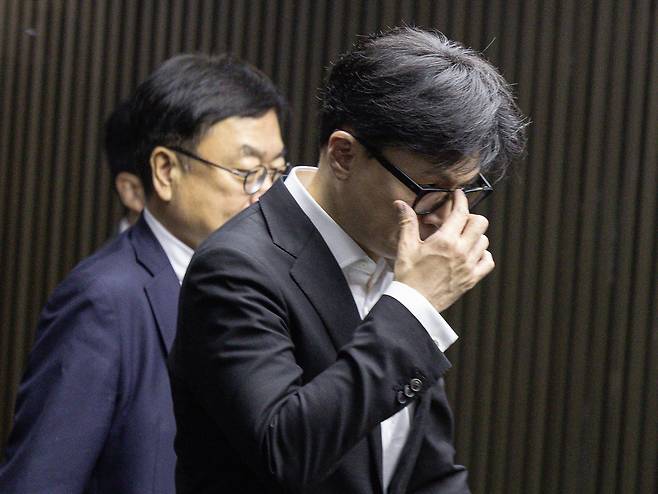 한동훈 국민의힘 대표가 2024년 12월 6일 오후 서울 여의도 국회에서 열린 윤석열 대통령 탄핵소추안 표결 방향을 정하기 위한 의원총회에서 잠시 나와 권성동 의원과 대화를 한 후 발걸음을 옮기고 있다./뉴스1