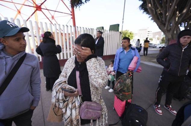 멕시코 출신의 한 여성이 미국 국경 인근에서 합법적 입국을 기다리던 중 미국 세관 및 국경보호국(CBP) 스마트폰 애플리케이션(앱)에서 예약이 취소된 것을 확인하고 눈물을 흘리고 있다. ⓒ AP/뉴시스