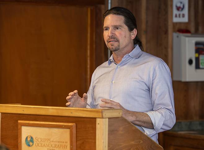 캘리포니아 대학교 샌디에이고(UCSD)의 해양학 연구소 스크립스(Scripps) 소속 스튜어트 샌딘(Stuart Sandin) 교수.
