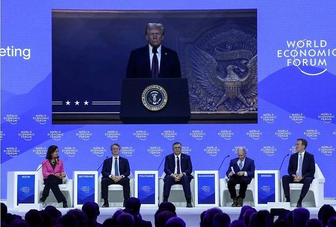 도널드 트럼프 미국 대통령이 20일(현지시각) 스위스 다보스에서 열린 제55회 세계경제포럼(WEF) 연차 총회에서 원격으로 특별 연설을 진행했다. 다보스/로이터 연합뉴스