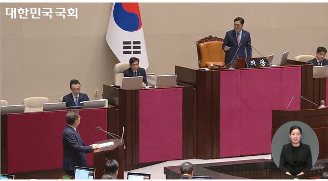 우원식 국회의장이 지난 9일 국회 본회의 긴급현안질문에서 김용빈 중앙선거관리위원회 사무총장에게 질문을 하는 모습. 국회의사중계시스템 갈무리