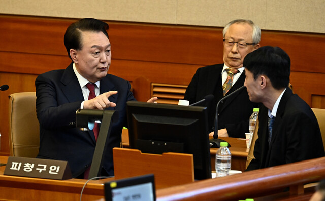 내란 우두머리 혐의로 구속된 윤석열 대통령이 지난 23일 오후 서울 종로구 헌법재판소에서 열린 탄핵 심판 4차 변론기일에 출석하고 있다. 사진공동취재단