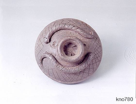 뱀이 새겨진 접시 뚜껑. [사진 국립중앙박물관]