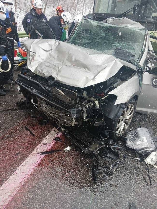 ▲ 27일 오전 11시 20분쯤 원주 가현동 원주IC 인근 2km 전방 영동고속도로(강릉방향)에서 차량이 뒤엉키는 추돌사고가 발생해 일대가 정체를 빚고 있다.