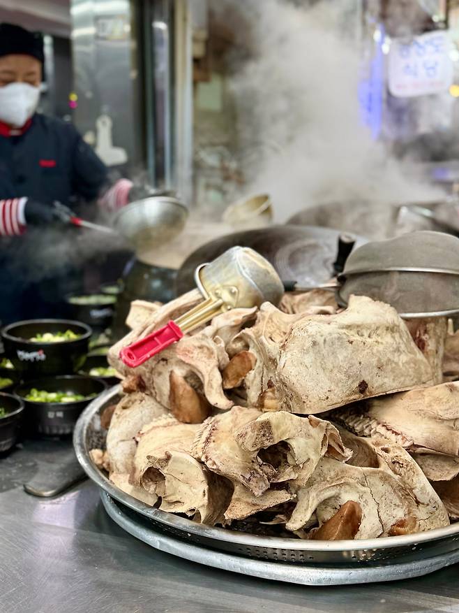 매일 새로 우려내는 소머리뼈 육수는 깔끔한 맛이 일품이다. 사진=박소윤