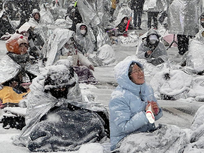 천승훈 비서관(왼쪽·29)과 정혜경 진보당 국회의원이 지난 5일 서울 용산구 한남동 대통령실 관저 인근에서 열린 ‘대통령 체포’ 집회에 참석하고 있다.  진보당 페이스북 갈무리
