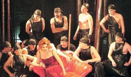 쇼스타코비치의 탄생 100주년이던 2006년에서 국내에서 초연된 오페라 ‘므첸스크의 맥베스 부인’. 당시 러시아 헬리콘 오페라단의 내한공연으로 선보여졌다.       성남아트센터