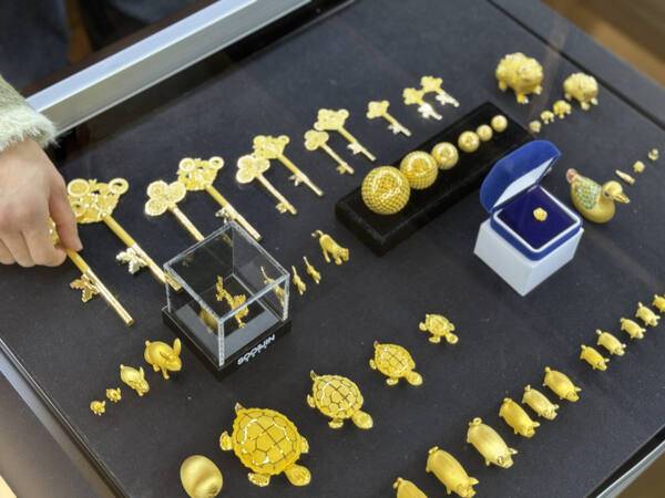 올해 설 명절을 앞두고 수원특례시 팔달구에 위치한 한 금은방에서 다양한 금 제품을 소개하고 있다. 김소현 인턴기자