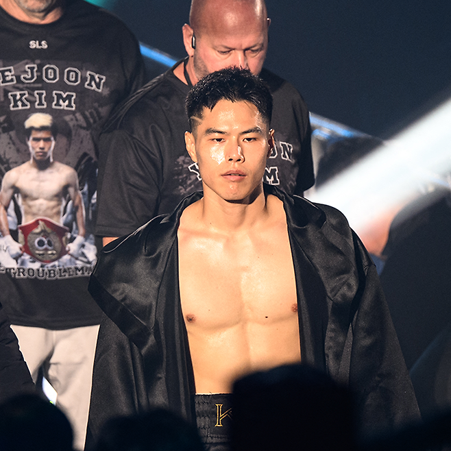 김예준이 프로복싱 슈퍼밴텀급 통합타이틀매치 도전자로서 일본 도쿄 아리아케 아레나에 입장하고 있다. 사진=AFP=연합뉴스 제공