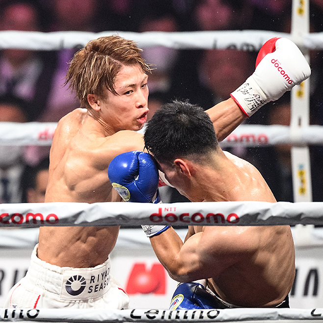 도전자 김예준이 프로복싱 슈퍼밴텀급 통합타이틀매치 챔피언 이노우에 나오야 공격을 피하고 있다. 사진=AFP=연합뉴스 제공