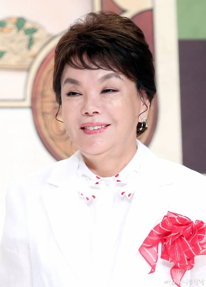 (서울=뉴스1) = 배우 김수미가 25일 오전 별세했다. 향년 75세. 김수미는 지난 5월과 7월 건강상 이유로 병원에 입원해 활동을 잠정 중단한 바 있습니다. 당시 연극 '친정엄마', tvN '회장님네 사람들', KBS2 '사장님 귀는 당나귀 귀' 등 연극, 예능 출연으로 바쁜 나날을 보낸 김수미는 컨디션 이상을 느끼고 휴식이 필요하다는 의료진의 진단을 받아 병원 치료를 받으며 컨디션을 회복할 계획이라 밝힌 바 있다. 사진은 배우 김수미가 2018년 6월1일 한 예능 제작발표회에 참석해 포즈를 취하고 있는 모습.(뉴스1 DB)2024.10.25/뉴스1 Copyright (C) 뉴스1. All rights reserved. 무단 전재 및 재배포, AI학습 이용 금지. /사진=(서울=뉴스1)