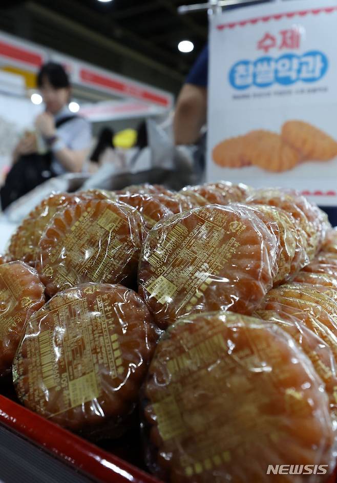 [서울=뉴시스] 이영환 기자 = 19일 오후 서울 서초구 aT센터에서 열린 K-푸드페스타 in 서울에서 약과가 진열되어 있다. 2024.07.19. 20hwan@newsis.com