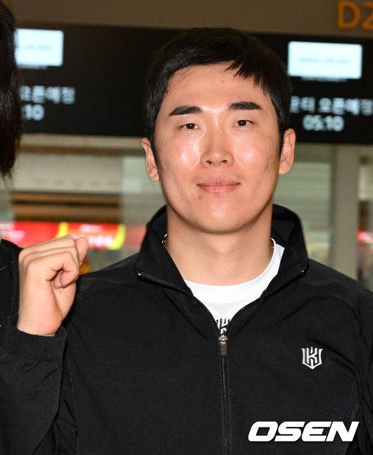 [OSEN=인천공항, 지형준 기자] KT 위즈 선수단이 26일 오전 인천국제공항을 통해 전지훈련지인 호주로 출국했다.KT 이강철호는 호주 질롱과 일본 오키나와에서 스프링캠프를 실시, 2025시즌을 향한 본격적인 담금질에 돌입한다KT 허경민이 파이팅을 외치고 있다. 2025.01.26