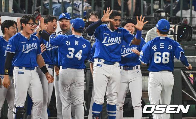 [OSEN=부산, 이석우 기자] 6일 부산 사직야구장에서 2024 신한 SOL 뱅크 KBO 리그 롯데 자이언츠와 삼성 라이온즈의 경기가 열렸다. 홈팀 롯데는 김진욱이 선발 출전하고 삼성은 육선엽이 선발 출전했다.삼성 라이온즈 양도근이 6회말 1사 1, 3루 강민호의 1루 견제 폭투때 1루주자 롯데 자이언츠 박승욱을 태그 아웃시키고 홈 쇄도하는 윤동희까지 잡고 동료들의 환영을 받고 있다. 2024.09.06 / foto0307@osen.co.kr