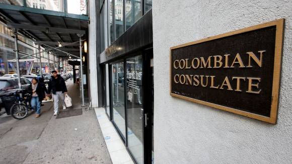 도널드 트럼프 미국 대통령이 콜롬비아 출신 불법 체류자들을 비행기에 태워 보낸 26일(현지시간) 뉴욕에 있는 콜롬비아 영사관 밖을 사람들이 걸어가고 있다. 뉴욕 로이터 연합뉴스