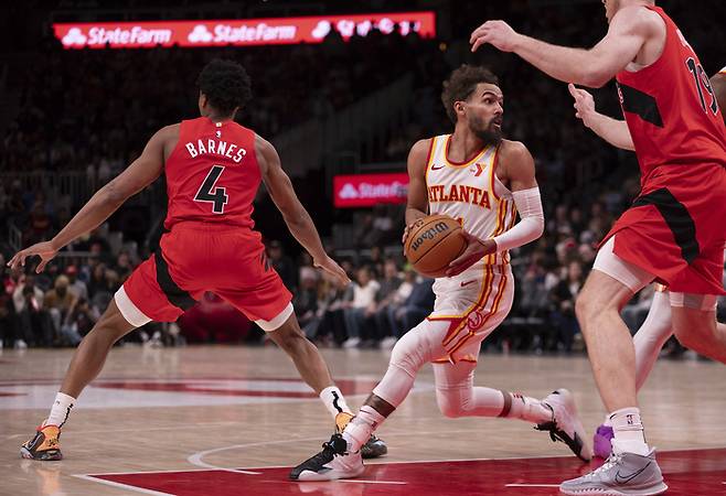 애틀랜타 트레이 영이 26일 토론토전에서 드리블하며 패스할 곳을 바라보고 있다. AP연합뉴스