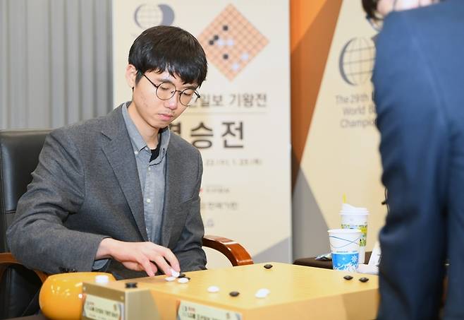 변상일 9단이 23일 서울 성동구 마장로 한국기원 신관에서 열린 제29회 LG배 결승 3번기 최종 3국에서 커제 9단과 대국하고 있다.  한국기원 제공