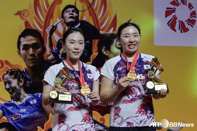 김혜정(왼쪽)-공희용 조가 27일 인도네시아 마스터스 여자복식 우승 후 금메달을 목에 걸고 기념촬영을 하고 있다. /AFPBBNews=뉴스1