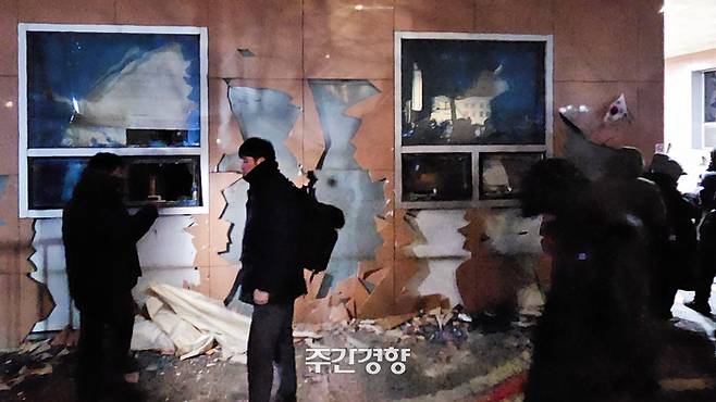 지난 1월 19일 새벽 윤석열 대통령이 구속되자 지지자들이 서울서부지방법원에 침입해 난동을 부려 법원 청사가 심하게 파손됐다. 이준헌 기자
