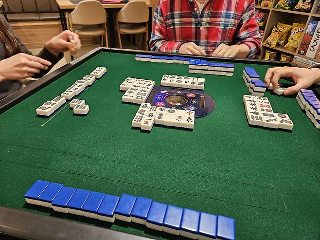 오프라인 동호회에서 마작을 하는 사람들 [독자 제공. 재판매 및 DB 금지]