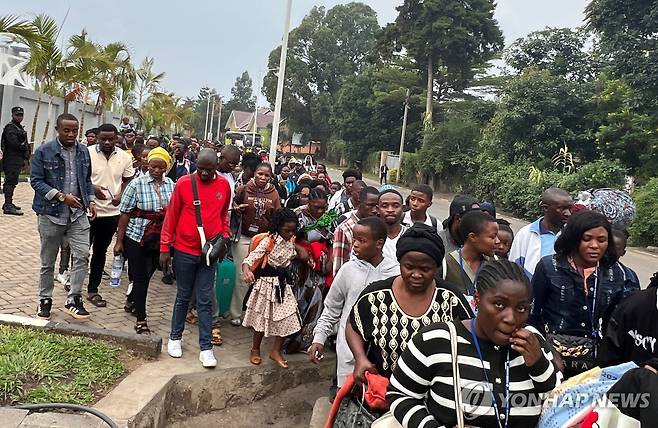 대피하는 사람들 (로이터 연합뉴스) 27일(현지시간) M23 반군 공세를 피해 민주콩고 동부 거점도시 고마에서 대피하는 사람들. 2025.1.27 dk@yna.co.kr