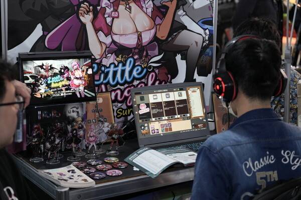 부스에서 게임 체험행사를 갖고 있는 한 게이머. 사진=TGS