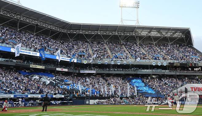 26일 오후 대구 삼성라이온즈파크에서 열린 프로야구 '2024 신한 SOL 뱅크 KBO 포스트시즌' 한국시리즈 4차전 KIA 타이거즈와 삼성 라이온즈의 경기, 3루 삼성 응원단이 뜨거운 응원을 펼치고 있다. 2024.10.26/뉴스1 ⓒ News1 김진환 기자