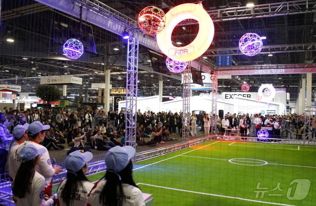 지난해 미국 라스베이거스에서 ‘CES 2024’에서 개최된 드론축구 시범경기 모습.(전주시 제공)/뉴스1