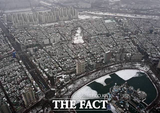 설 전날인 28일 오후 서울 송파구 잠실 롯데월드타워 전망대에서 바라본 서울 도심에 눈이 쌓여 있다. /이새롬 기자