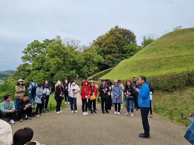 지난해 5월 '제44회 일본 속의 한민족사 탐방' 중 이한상 대전대 교수가 나라현 아스카 다카마쓰 고분 앞에서 강연하는 모습. /허윤희 기자