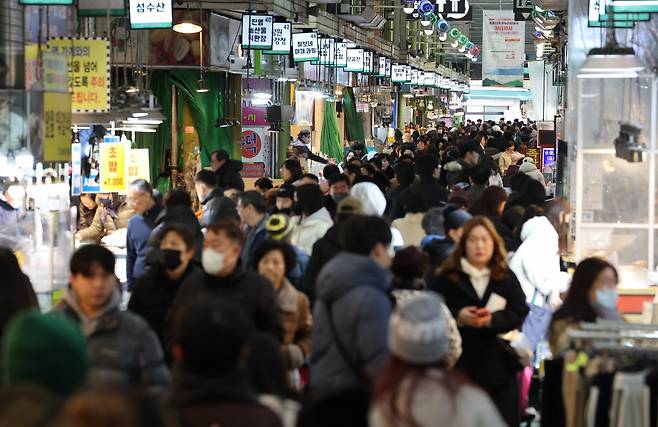 설 연휴를 앞두고 서울 마포구 망원시장이 명절 제수용품 등을 구매하기 위해 찾은 시민들로 붐비고 있다. /뉴스1