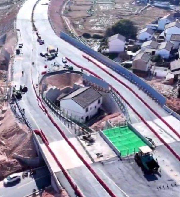 영국 메트로가 소개한 중국의 한 못집. 출처=X, 뉴시스