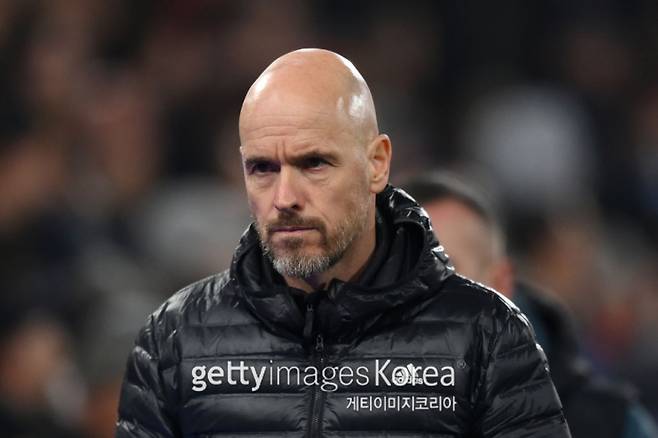 지난해 맨유 시절 텐 하흐 감독이 팰리스전 패배 뒤 굳은 표정으로 그라운드를 떠나고 있다. 사진=게티이미지