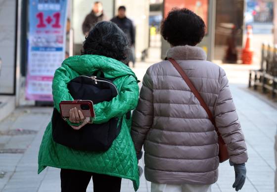지난 2일 서울 종로구에서 고령자들이 길을 걷고 있다. 뉴스1