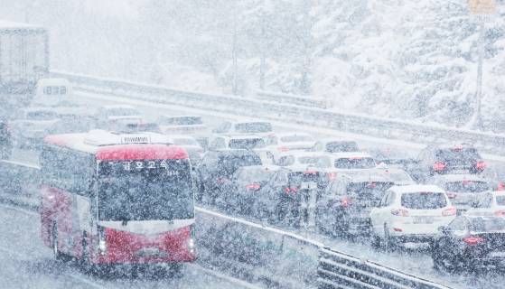 설 전날인 28일 대설 경보가 발효 중인 경기 오산시 경부고속도로 오산IC 부근에서 차량이 서행하고 있다. 연합뉴스