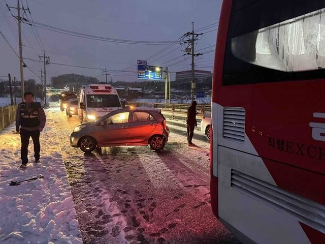 ▲ 27일 오후 5시 48분쯤 원주 소초면 장양리 장양사거리 인근 도로(횡성방향)에서 버스 1대와 경차 1대가 추돌하는 사고가 발생해 1명이 경상을 입고 인근 병원으로 이송됐다. 원주소방서