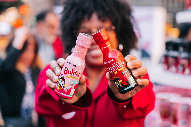 소스류 제품을 가져오면 삼양식품의 불닭소스 새 제품으로 바꿔주는 ‘소스 익스체인지’(교환) 행사 당시 모습. [사진 출처 = 삼양라운드스퀘어]