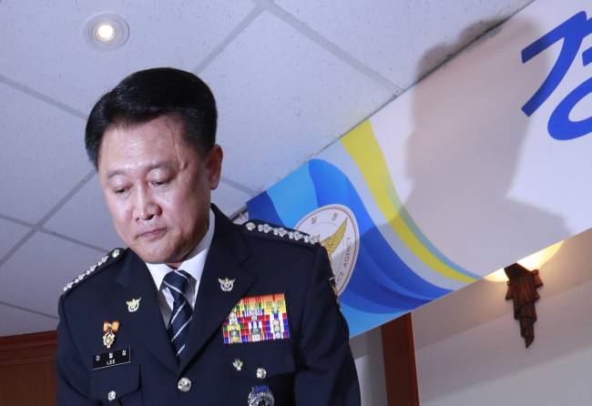 이철성 경찰청장이 지난 2017년 6월 서울경찰청에서 열린 경찰개혁위원회 발족식에서 백남기 농민 사망과 관련해 사과하고 있다. [연합]