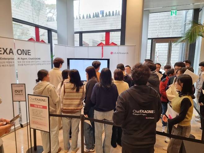 [서울=뉴시스]LG AI 연구원이 14일 오전 LG 트윈타워에서 시연한 챗엑사원 시연을 보기 위해 직원들이 몰려 있다. (사진=이지용 기자) 2025.01.14. leejy5223@newsis.com *재판매 및 DB 금지 *재판매 및 DB 금지