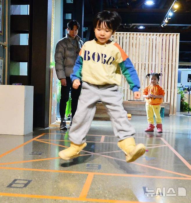 [청주=뉴시스] 서주영 기자 = 설 연휴 기간인 28일 충북 청주시 청원구 내덕동의 동부창고 카페C에서 시민들이 사방치기를 즐기고 있다. 2025.01.28. juyeong@newsis.com *재판매 및 DB 금지