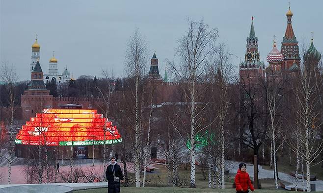 눈 없는 모스크바 자랴디예 공원 걷는 시민. 로이터연합뉴스
