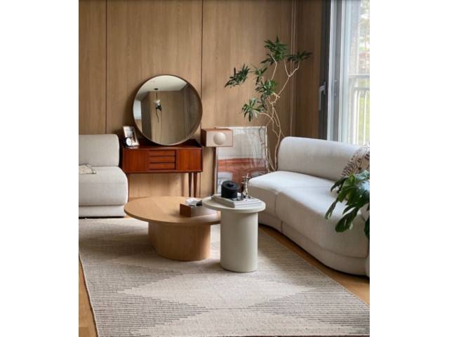 오늘의집 유저 Moi_et_toi의 둥근 나무 테이블과 패브릭 소파를 배치한 인테리어./사진제공=오늘의집