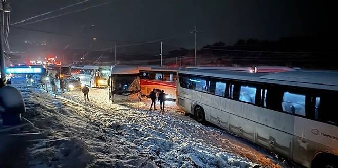 지난 27일 오후 7시 32분, 대산석유화학단지로 연결되는 충남 서산시 지곡면 환성리 29번 국도상에서 발생한 통근버스 9중 추돌사고 현장 모습. / 사진=독자제공