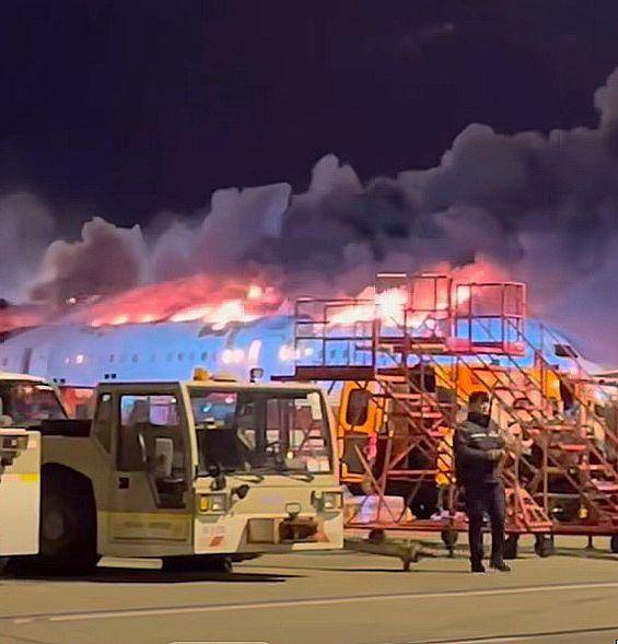 28일 오후 부산 강서구 대저동 김해공항에서 홍콩행 에어부산 항공기에서 화재가 발생해 소방당국이 진화작업을 벌이고 있다. 승객 169명, 승무원 7명 모두 대피 완료했으며 화재는 진압됐다