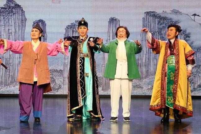 '한국 최초 여성 오페라, 전설이 된 그녀들' 시연하는 여성국극 원로배우 남덕봉(왼쪽부터), 이옥천, 홍성덕, 이미자 ⓒ뉴시스