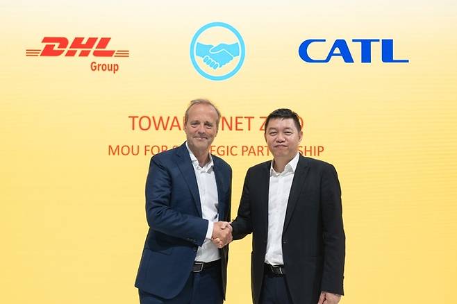 탄 리빈 CATL 영업·마케팅 담당 사장(오른쪽)과 오스카 드 복 DHL 서플라이체인 최고경영자(CEO)가 전략적 파트너십 계약 체결 기념 촬영을 하고 있다. (사진=CATL)