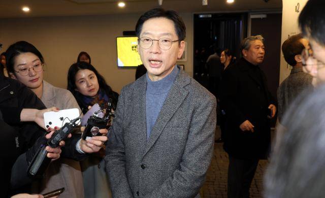 김경수 전 경남도지사가 23일 오후 서울 종로구 노무현시민센터에서 열린 '일곱번째나라LAB 창립 기념 심포지엄-탄핵너머 다시 만날 민주주의 심포지엄'에 참석하며 취재진의 질문에 답변하고 있다. 뉴시스